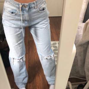 helt nya 90s jeans från gina tricot. storlek 32 o säljer för endast för 250kr. 😚