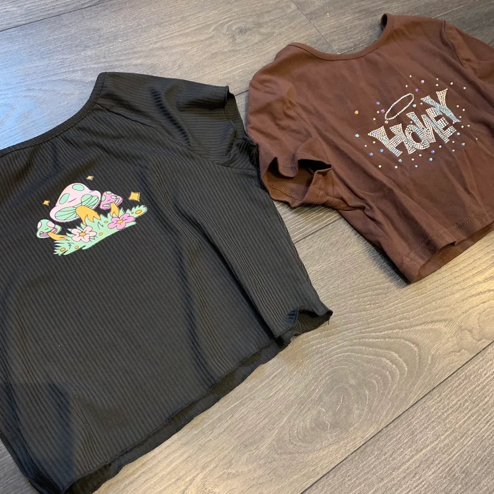 Har fyra stycken toppar/tshirts från shein som bara ligger och tar plats. Dom är aldrig använda utan endast testade. Alla är i storlek xs och tycker det stämmer bra. Dom säljs helst tillsammans men går att köpa en och en💜. Toppar.