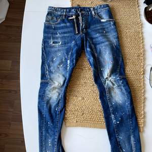Dsq2 jeans, knappt använd, äkta, med följer tyvärr inget kvitto liten i storlek passar small. VID SNABBAFFÄR KAN PRIS DISKUTERAS.
