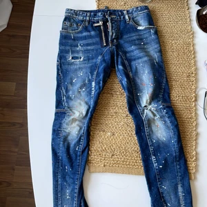 Dsq2 jeans - Dsq2 jeans, knappt använd, äkta, med följer tyvärr inget kvitto liten i storlek passar small. VID SNABBAFFÄR KAN PRIS DISKUTERAS.