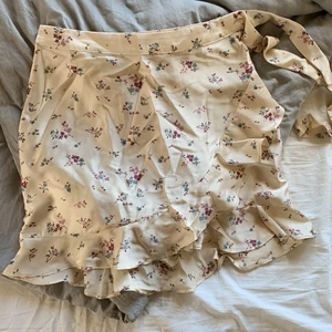 Sommarkjol från nelly - Superfin kjol från nelly trend, storlek 38, säljer pga för stor! Endast använd 1 gång! Med dragkedja och knytning på sidan