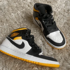 Nike jordans 36,5 - Säljes billigt pga flytt. Inget prutande. Vill ha snabb affär. Knappt använda.