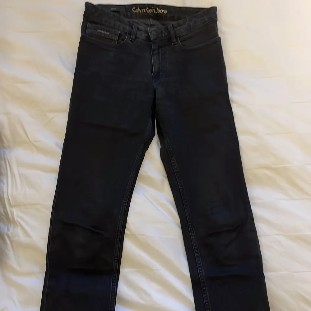 Svarta skinny Calvin Jeans. Skick 6/10 nypris 1000kr. Jeans & Byxor.