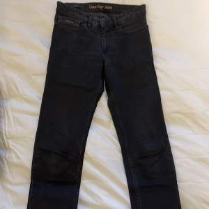 Svarta skinny Calvin Jeans. Skick 6/10 nypris 1000kr