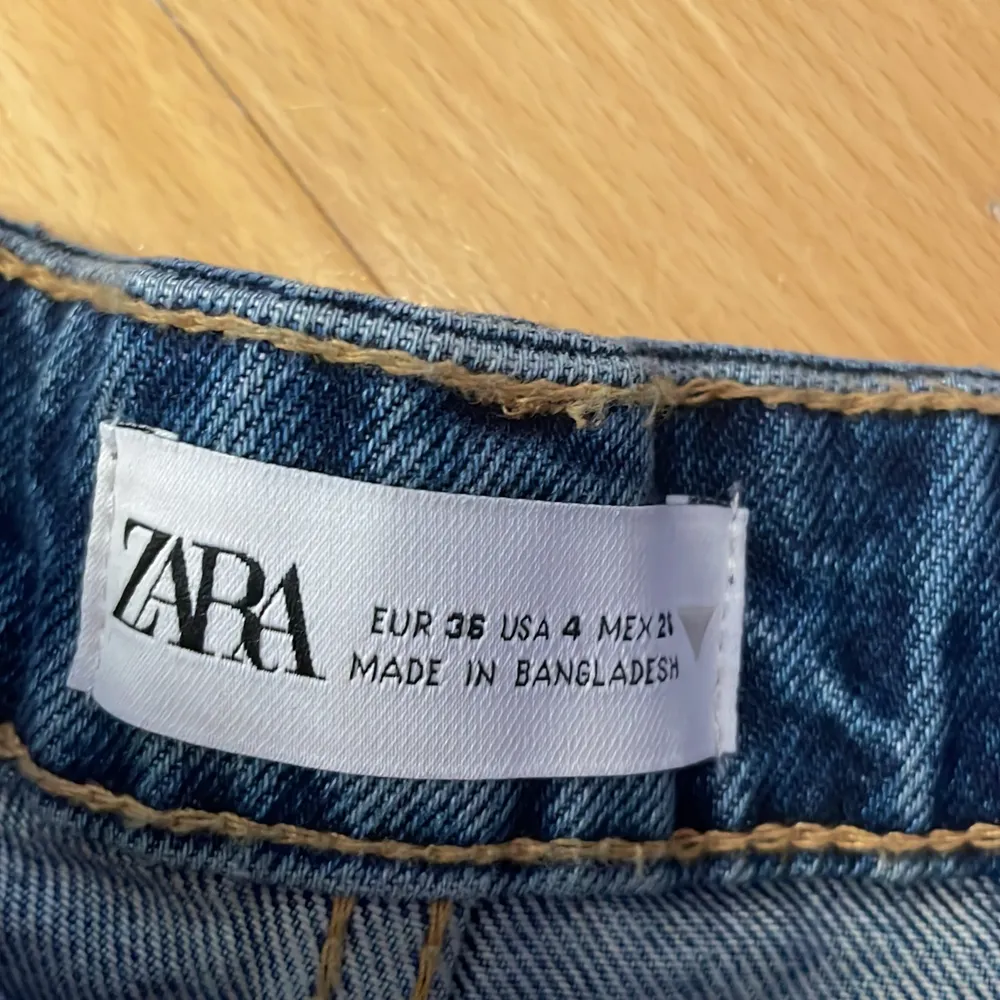 Ett par korta blåa shorts från zara bara testade säljer för att det inte var min stil, säljer för 80 är det flera intresserade blir det budgivning. Köparen står för frakt:). Shorts.