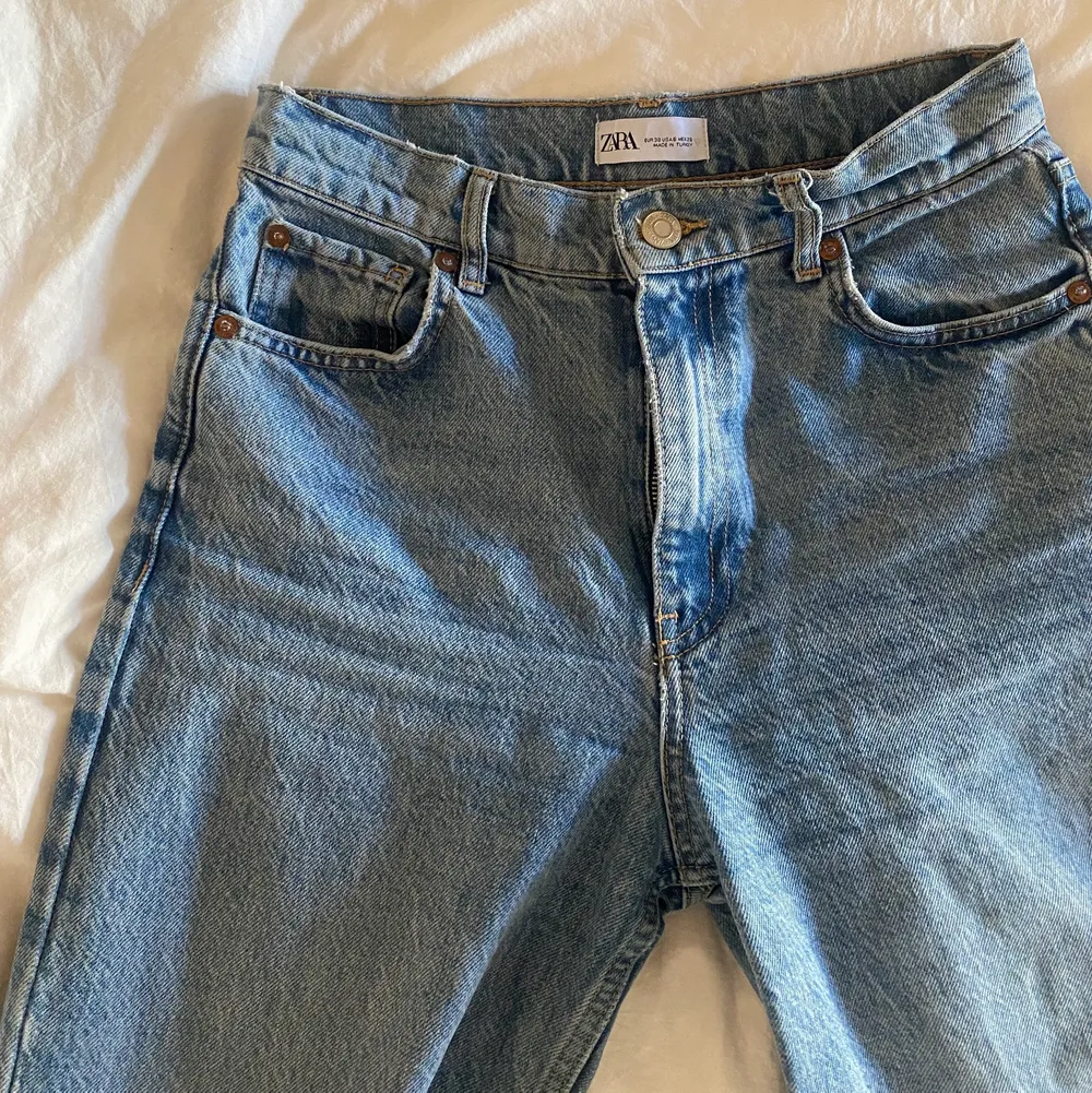 Ljusa långa jeans från Zara, storlek 38 och jag är 169 cm lång💕. Jeans & Byxor.