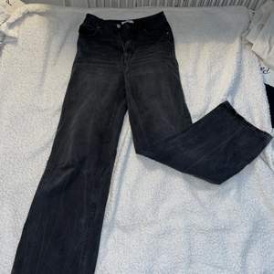 Ett par svarta raka jeans från H&M, inte så används och är i storlek 36