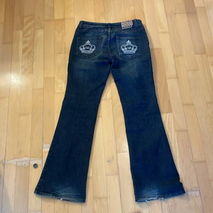 Miss o&y jeans - Säljer dessa assnygga svarta jeansen från miss o&y jeans, säljer för att dem inte kommer till andvändning:) dem är storlek XL/42 men dem passar mig bra som är S/M
