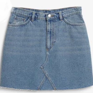 Jeanskjol från monki - Fin jeanskjol från monki.