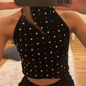 Topp / linne med nitar - Fin topp med högre krage och nitar från Zara köpt förra sommaren. Kommer inte till användning. I storlek XS men väldigt stretchigt material så hade passat en M också. Frakt tillkommer 🤍🐣