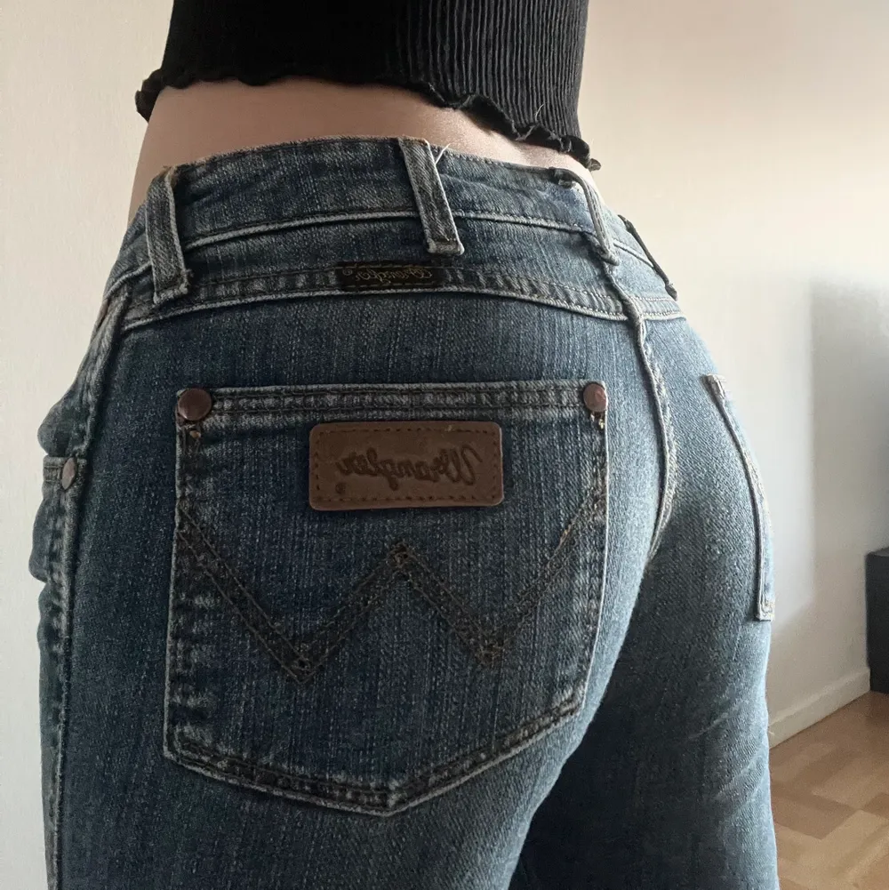 Supersnygga lågmidjade jeans från Wrangler! . Jeans & Byxor.