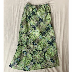 Lång mönstrad Kjol - Snygg grön mönstrad kjol som går till knäna ungefär. Bra skick, perfekt till sommaren🍀