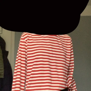 Vit röd randig tröja - Tröjan är skön att ha på sig. Har aldrig blivit använd bara testad. Den har långa armar.