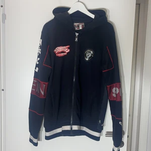 Plein Sport | ”Street Fighter” | Sällsyn - En Plein Sport tröja i storlek XL som det bara såldes ett få antal av. Jag har ingen nytta av den och den har bara legat förvarad senaste 2 åren. Köpt i Tyskland för 450€ 