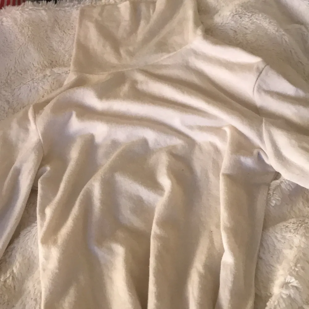 Säljer dena super fina tröjan från Gina tricot. Tröjan är bara använd en gång så den är i bra skick. Den är dock väldigt genomskinlig men det funkar utmärkt med ett vitt linne under❤️. Tröjor & Koftor.
