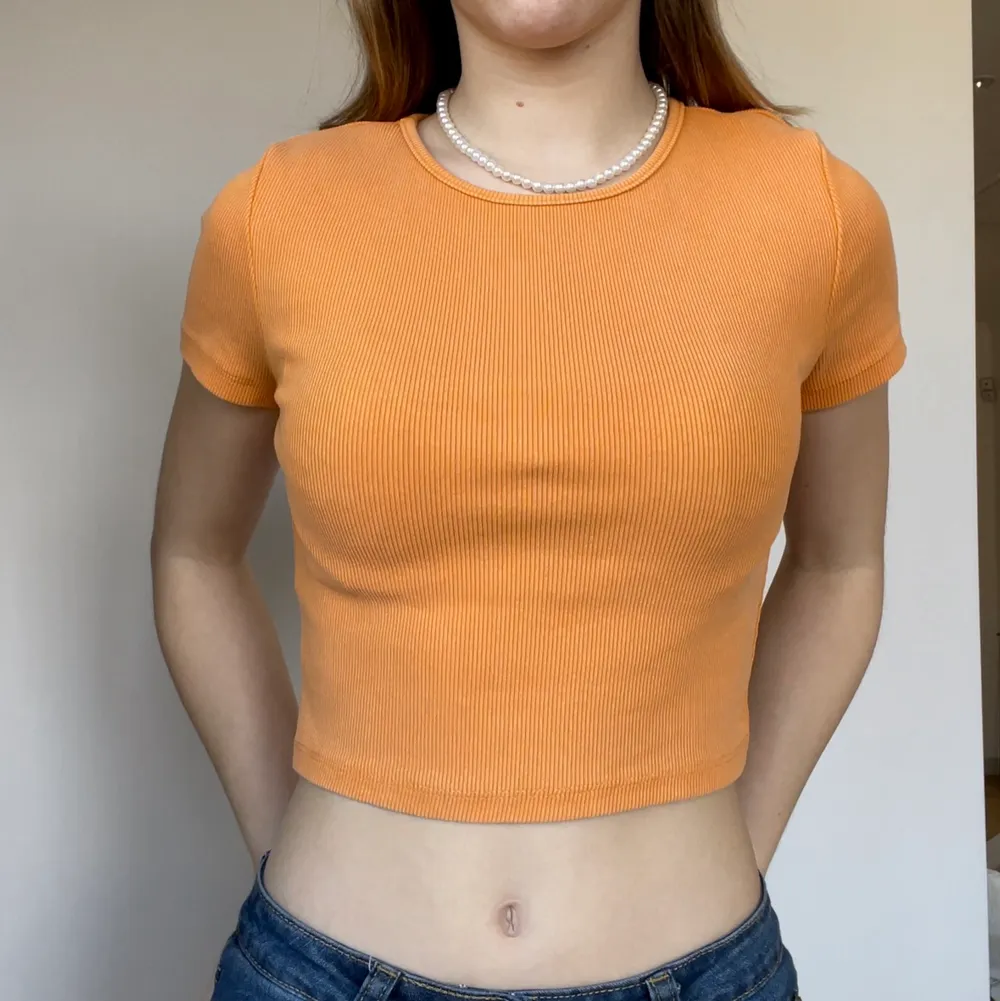 Orange fin crop t-shirt från H&M. Jättefin till sommare och faktiskt lätt att styla!🥰🧡. T-shirts.