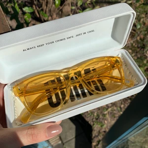 CHIMI 007 Mango  - Ett par helt nya, härliga solglajjor från CHIMI. De är använda 1 gång, men säljer dem nu för att de inte passar mitt ansikte. Hoppas verkligen att de kan finna ett nytt hem hos någon som uppskattar dem🥰💗 köparen står för frakt men kan mötas i Lund om det skulle vara smidigare❤️😇