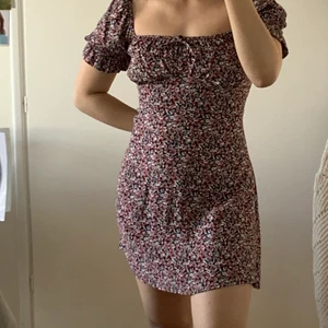 Sommarklänning - Jättesöt blommig klänning, perfekt nu till sommaren! 💐💐 Köpte den i en butik som heter ”Boii” i Köpenhamn förra året och har aldrig fått använding av den, eftersom jag inte tycker den ser så bra ut på mig. Jag är ca 165 💗💗💗