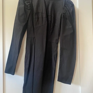 Klänning från Nelly  - Svart snygg klänning att ha till fest. Använd en gång därav fint material. 