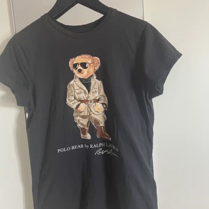 Ralph Lauren t-shirt - Mörk grå t-shirt med tryck. Använd fåtal gånger. 