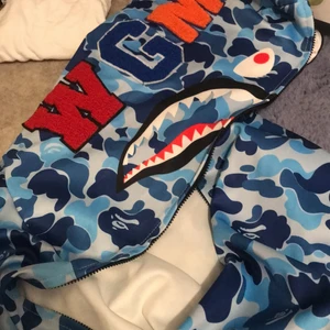 Bape kofta - Säljer min bape kofta i ljusblå färg , den e dock inte äkta , har använt den 3 ggr , den e oversized men ganska snygg, materialet e mjuk 