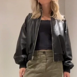 Skin jacka från zara - Säljer denna jacka jag köpte förra året men aldrig använt, tror jag köpte den för 400kr, men jag säljer för 290kr💕 jag har den i xl så den är lite mer oversized (lånade bilder!)