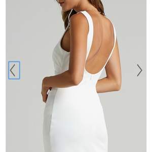 Jättefin ny vit klänning från showpo, perfekt till student eller skolavslutning, kostade runt 600 + tull på 270kr, köpare står för frakt