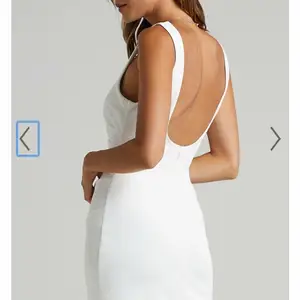 Jättefin ny vit klänning från showpo, perfekt till student eller skolavslutning, kostade runt 600 + tull på 270kr, köpare står för frakt