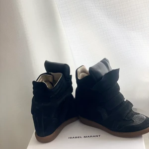 Isabel Marant  - Säljer mina älskade Marants 🖤 Köpta för 4200:- säljer för 2000:- kvitto & box medföljer 