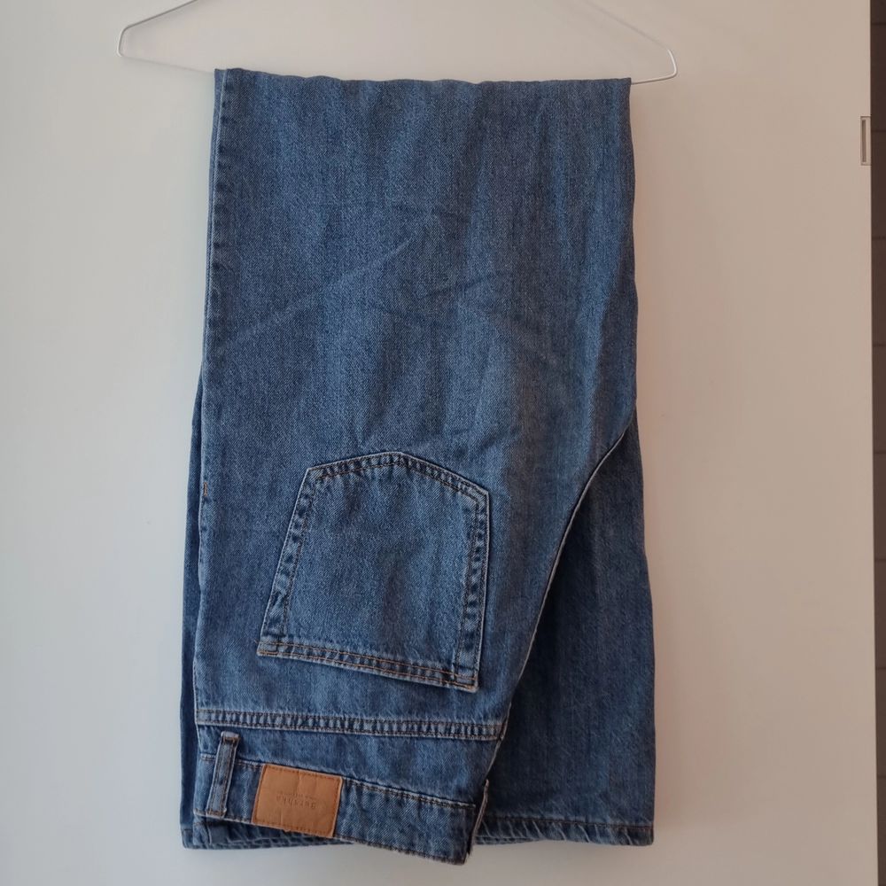Säljer denna jeans från bershka som jag köpt från sellpy! Råkade köpa fel storlek ;( Den är väldigt fin dock! Storlek 34 från Bershka 💕 Skriv för flera bilder och priset kan diskuteras :) Nypris är förmodligen 399 kr. Jeans & Byxor.