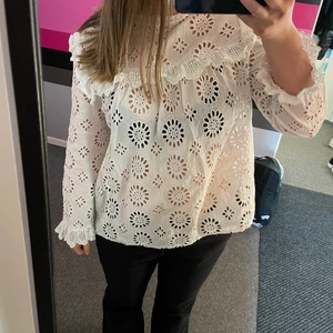 Somrig blus  - Fin somrig blus ifrån zara. Storlek M men passar även S. 100 kr eller bud över. Köparen står för frakten💘