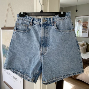 Shorts  - Säljer dessa högmidjade shorts från Zara i storlek 40. 