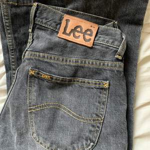 Lågmidjade bootcut jeans från Lee. Står st. W30 L34. Går till marken på mig som är 172 cm! Kan även samfrakta med andra grejer!