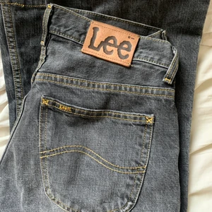 Lågmidjade Jeans Lee - Lågmidjade bootcut jeans från Lee. Står st. W30 L34. Går till marken på mig som är 172 cm! Kan även samfrakta med andra grejer!