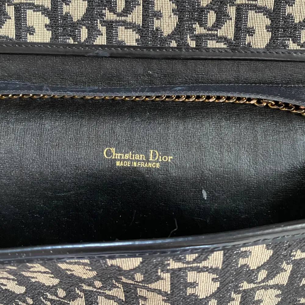 Säljer min vintage Dior väska, budgivning med rätt att neka☺️Kan vänta till löning med betalningen . Väskor.