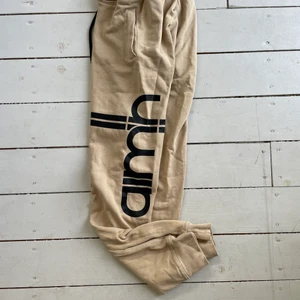 Aimn mjukisbyxor  - Jätte sköna och snygga mjukisbyxor från aimn i fint skick! 