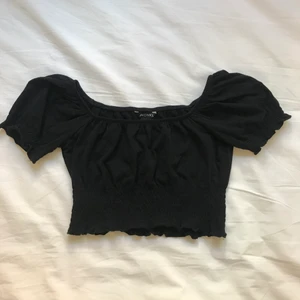 svart top  - söt svart top med puffärmar från monki💕