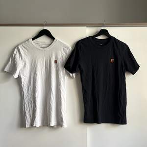 Säljer två snygg Nike t-shirts. Svart och vitt! Fräscha i strl S. Lite retro/tennisstil med loggan. Köpare står för frakt. 