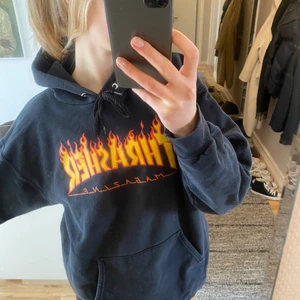 Thrasher hoodie! - Svart Thrasher hoodie som inte längre används. Sjukt snygg oversized och passar till allt! Köparen står för frakt!