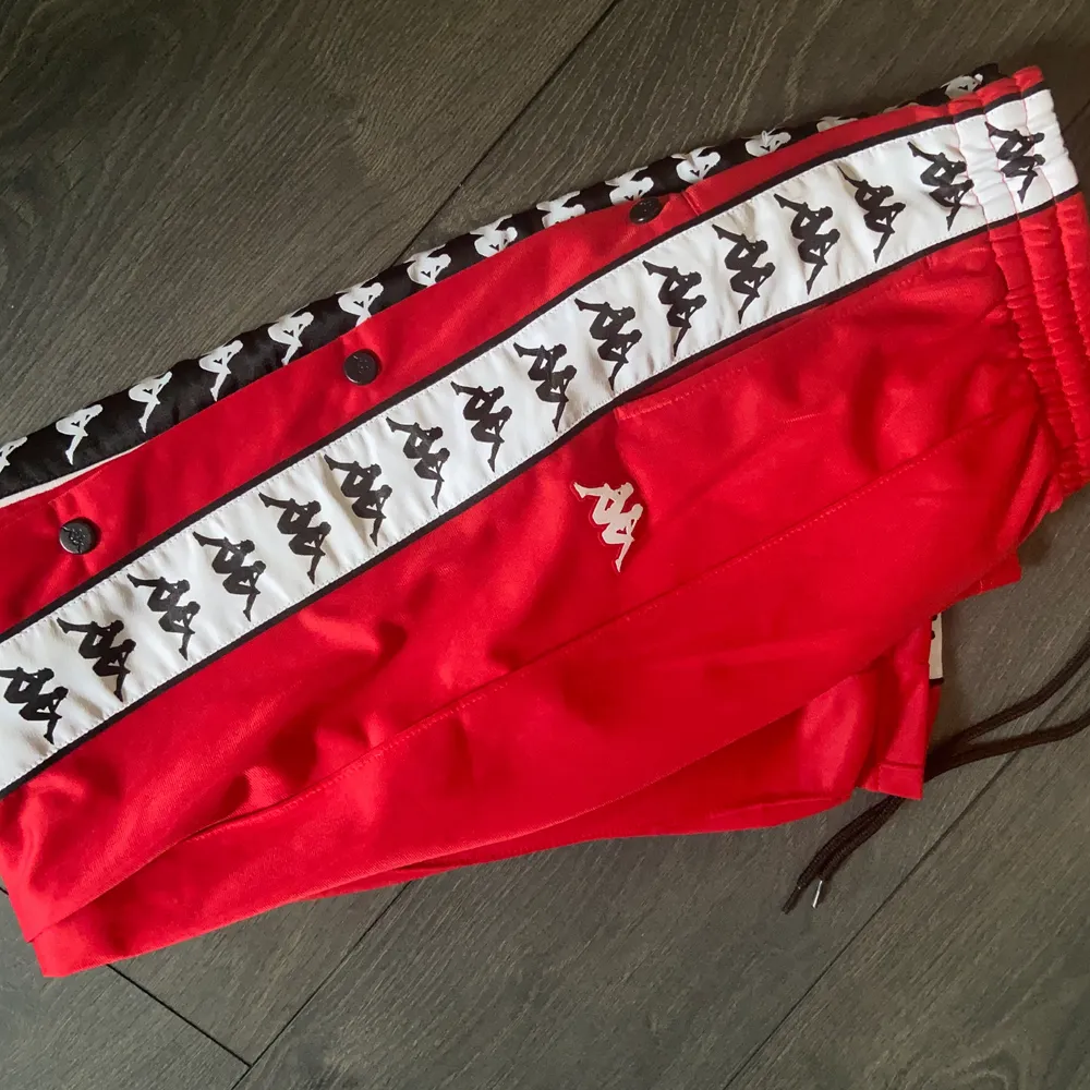 Ett par röda snygga kappa byxor i storlek M. Kommer tyvärr inte till användning så de är sparsamt använda. Passar perfekt till någon som vanligtvis har storlek S-M.. Jeans & Byxor.
