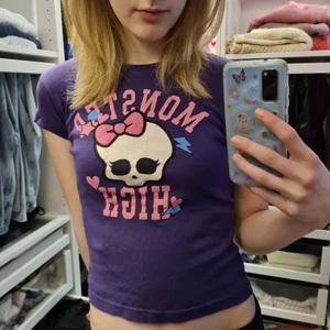 Monsterhigh t-shirt  - Skitsöt tröja som jag köpte här på Plick!♡ Älskar den men tycker inte jag passar i den. 