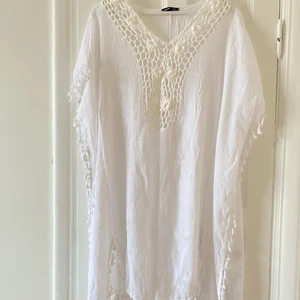 Klänning/tröja  - Passar perfekt över bikini till sommaren eller som en sommarklänning. Säljer din för att den inte kommer till användning