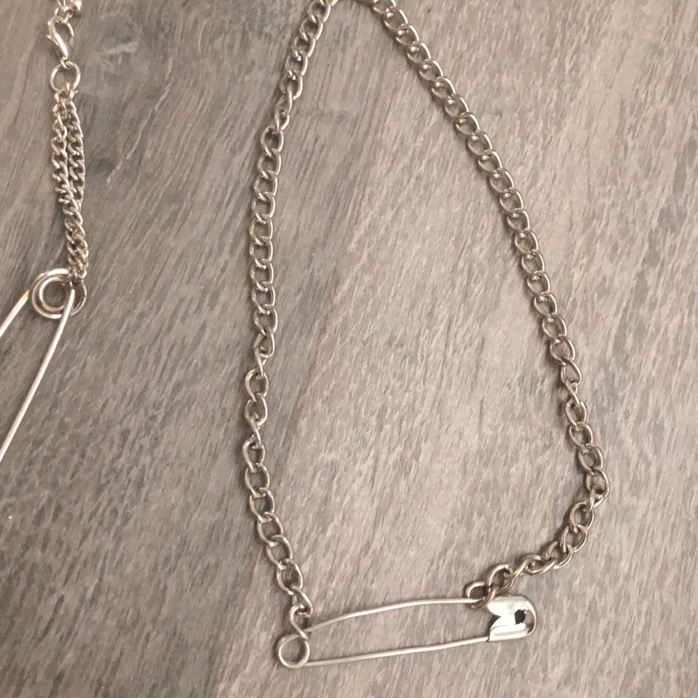 Första bilden lånad från frida tordhag, samma halsband som på bild 2💖 minns inte riktigt vart de är ifrån, bild 2 = 120 kr, bild 3 = 50 kr. Accessoarer.