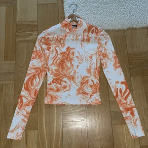 Tröja från bikbok - Superbra skick! Endast använd en gång! 150kr inklusive frakt. Helt normal i storleken✨