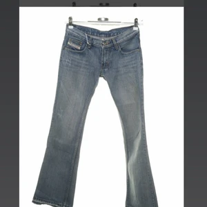 Sjukt snygga jeans - Säljer mina sjukt snygga jeans som jag köpte på sellpy! Säljer dem då dem var alldeles för små! Dem är sjukt snygga med en jätte fin tvätt och sjukt snygga detaljer! Har tyvärr inte bild med dem på då dem är försmå men man kan se lite hur dem ser ut på de två sista bilderna:) Midjemåttet : 38cm Innerbenslängden: 80cm, är inte säker på om jag vill sälja men får jag ett bra bud så säljer jag! Hör av er om ni har frågor! Priset kan diskuteras!