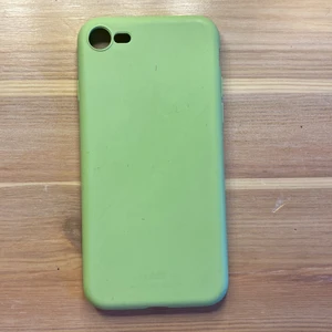 Ideal of sweden skal, holdit skal🥂😱 - Säljer dessa två fina mobilskal från ideal of sweden och holdit💙 gröna skalet har inga synliga skador💓 det vita dock är lite trasigt en del har gått av men detta tänker man inte på, konstanta för bild på skadan. Pga av detta så säljs det vita lite billigare! Gröna skalet: 40kr pris kan diskuteras! Vita skalet 30kr pris kan diskuteras men ideal of sweden e dyrt😫 kontakta för frågor mer bilder osv!❤️ Frakt diskuteras vid köp! säljer båda för 60!