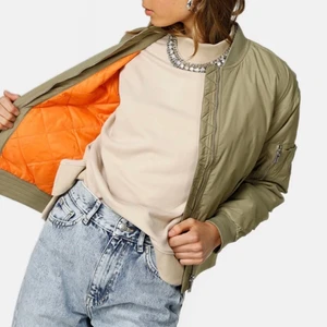 Junkyard grön bomberjacka - Aldrig använd, i storlek S. Nypris 700kr.