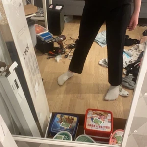 Kostymbyxor strl 36 - Kostymbyxor från Gina tricot. Strl 36/S. Låga i midjan men väldigt sköna. Väldigt bra skick, nästan aldrig använda. Lite lite korta på mig som är 1,66