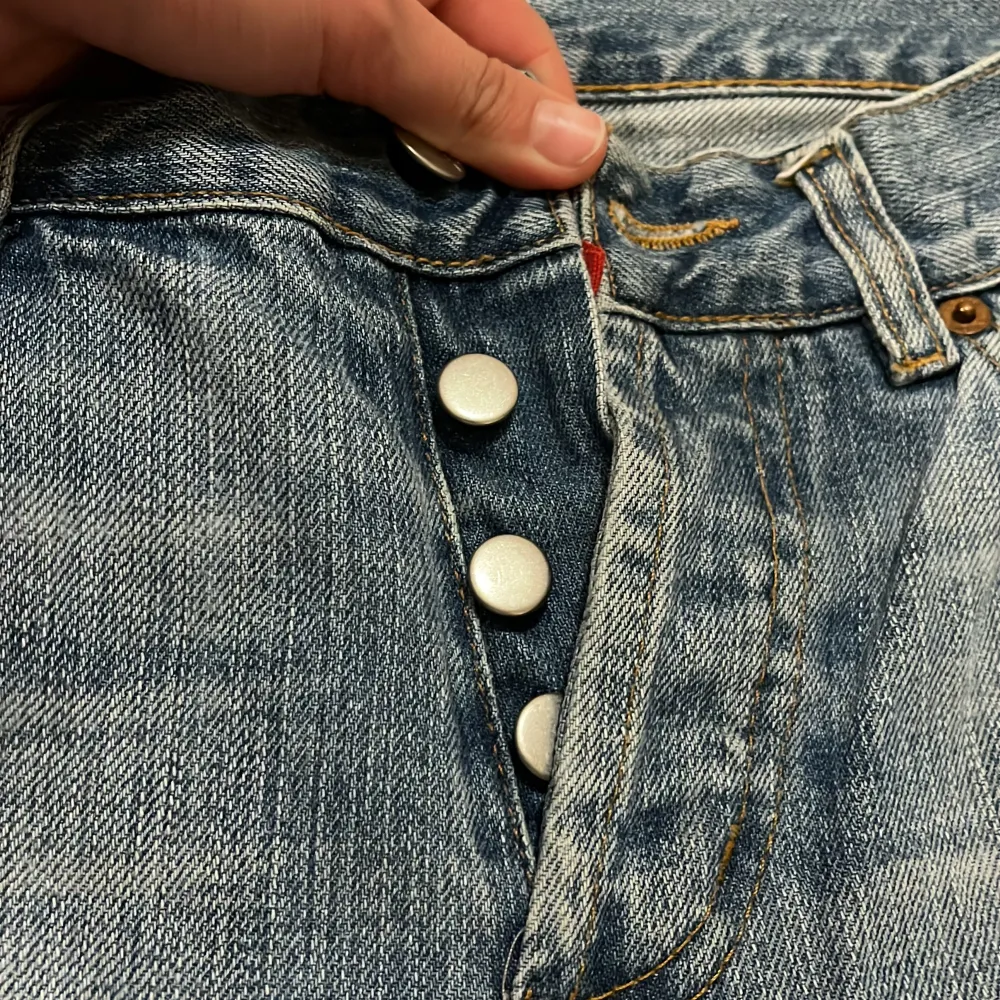 4 knappar men man ser bara en av dom, går inte att spänna i midjan💕. Jeans & Byxor.