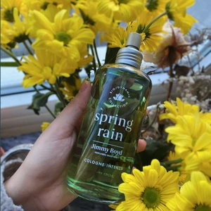 Jimmy Boyd Spring Rain 200 ml  - Säljer denna fräscha vår-doftande cologne från Jimmy Boyd. Kan användas i hemmet som luftfräschare, på plagg och på kroppen som en body mist. Doftar ljuvligt men har redan en  annan liknande som jag använder mer. Sprayat endast 1-2 gånger. 